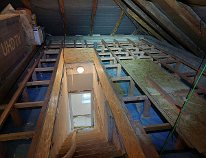 Zateplení stropu rodinného domu pomocí foukané izolace